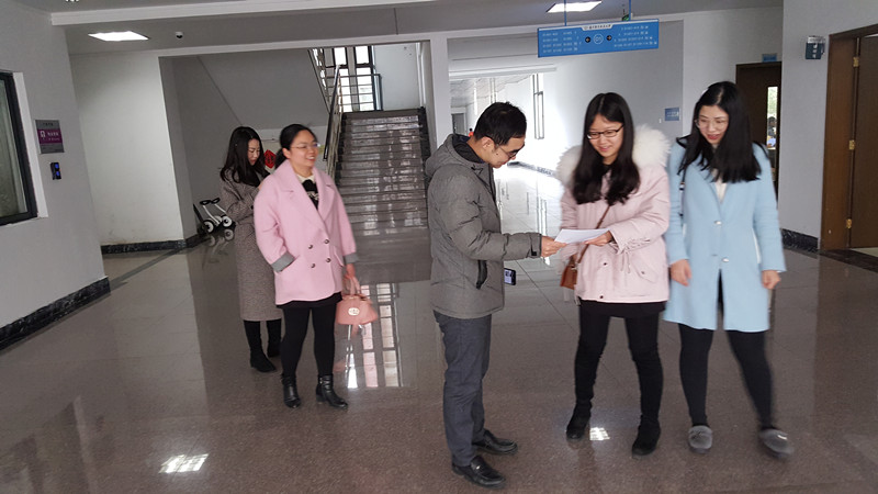 sc_021049_067295.jpg 2018-2-26-新学期课堂一派生机盎然-网上购买双色球
开学查课纪实 (1)_副本.jpg