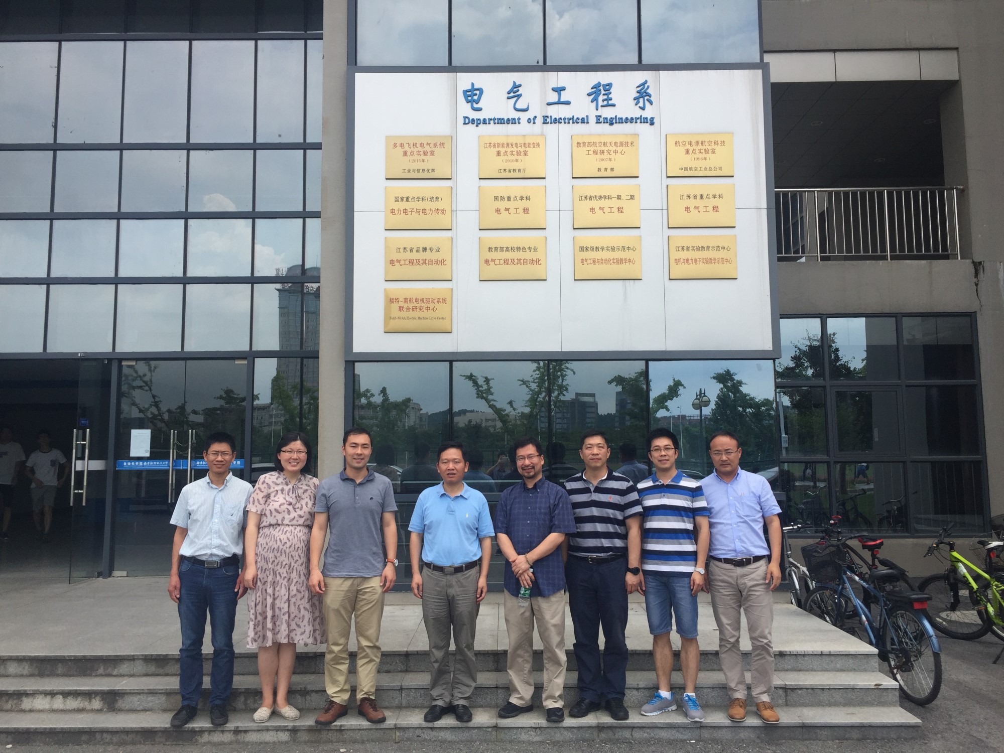 5. 系门口合照_副本.jpg